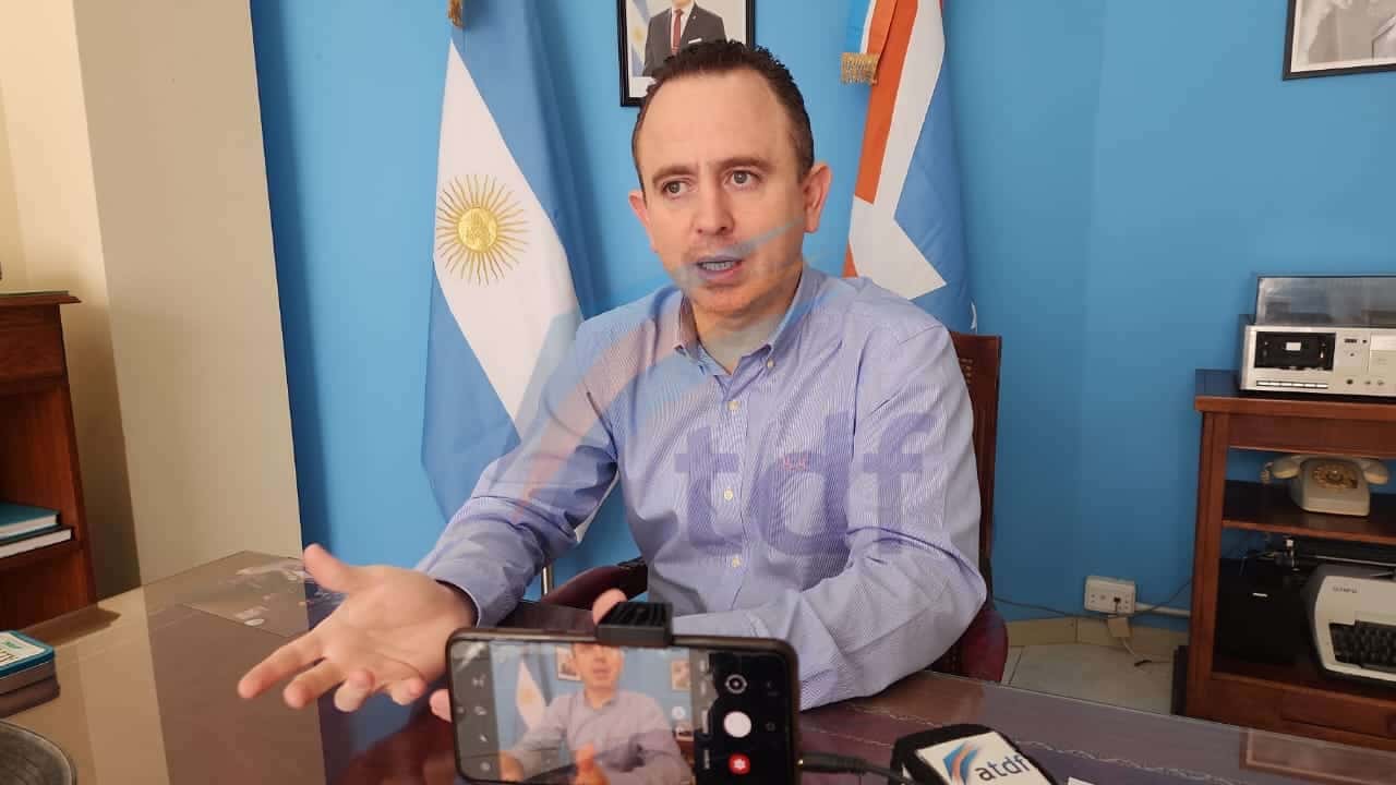 «Voy a pedir la licencia al cargo para que la gestión siga funcionando paralelo a la campaña electoral»