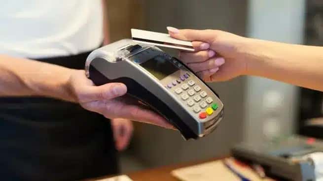 Baja el uso de tarjetas de crédito: el financiamiento cayó más de 10% en agosto ante la creciente morosidad