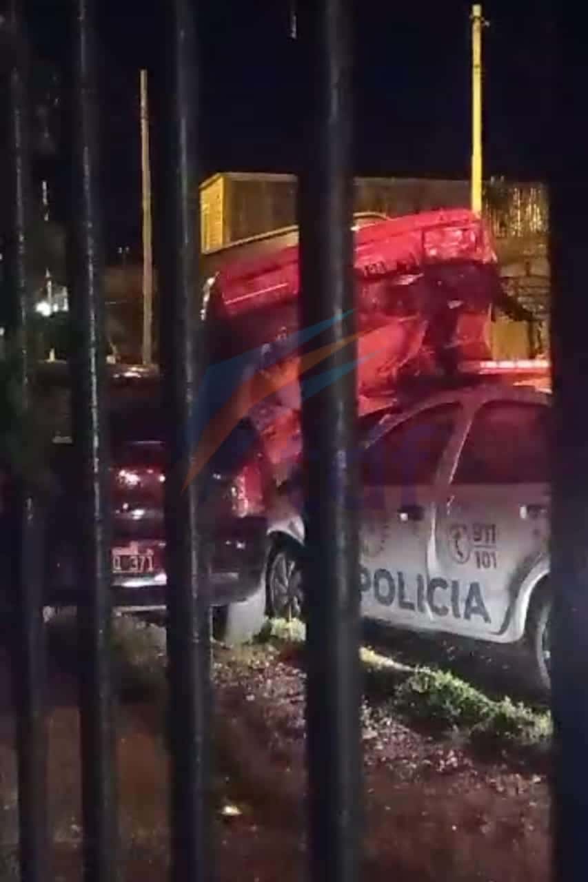 Un detenido que era trasladado en móvil policial agredió al conductor y provocó un choque en cadena