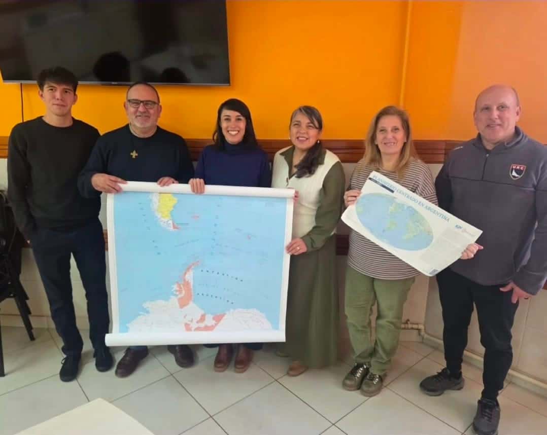 La senadora libertaria Montes de Oca repartió mapas en las escuelas de Ushuaia