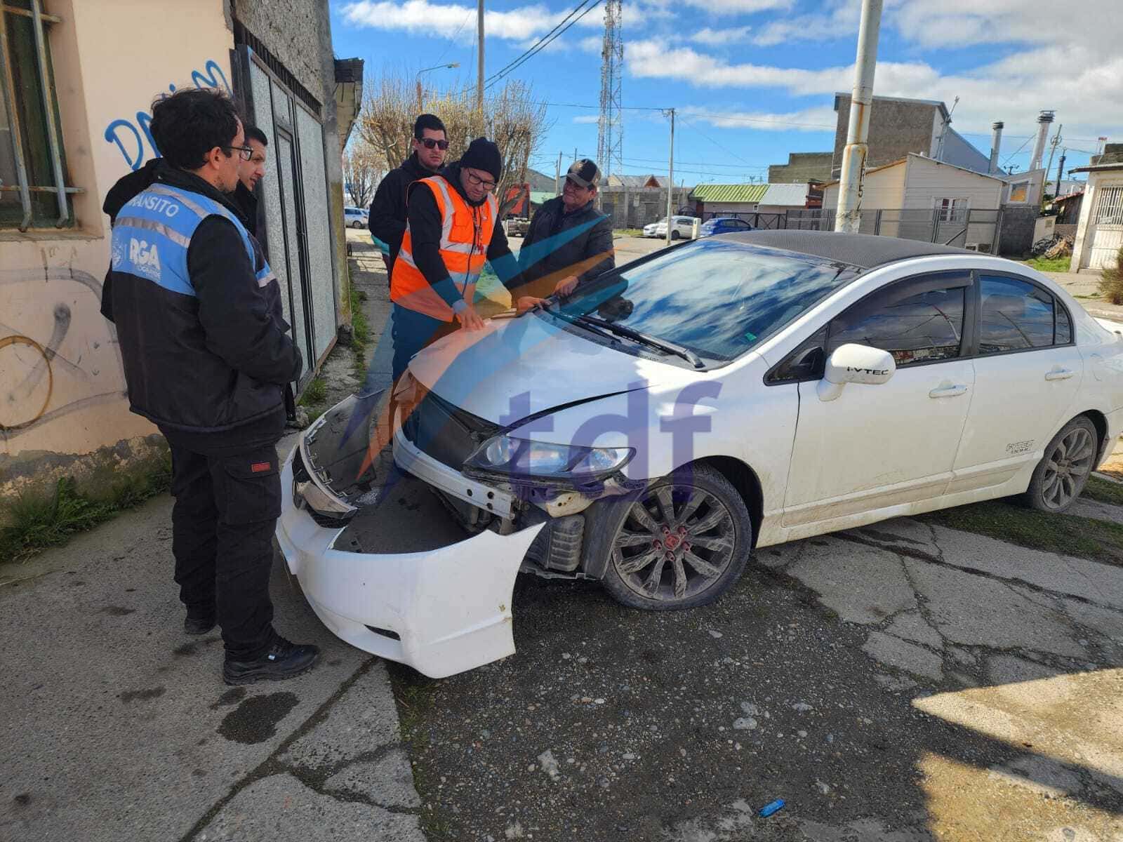 Choque entre dos vehículos: Dos personas fueron trasladadas al hospital