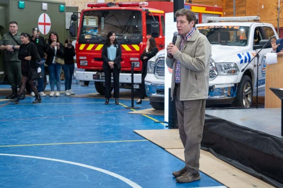 Melella encabezó la apertura de la exposición en conmemoración del Día de la Defensa Civil