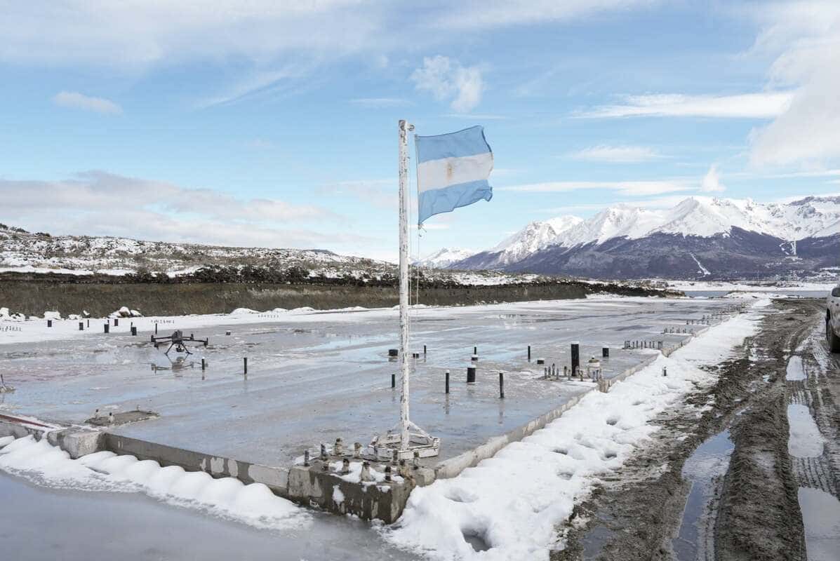 El canciller Pablo Quirno y el ministro de Defensa, Carlos Presti, recorrieron el predio donde se construirá la Base Naval Integrada