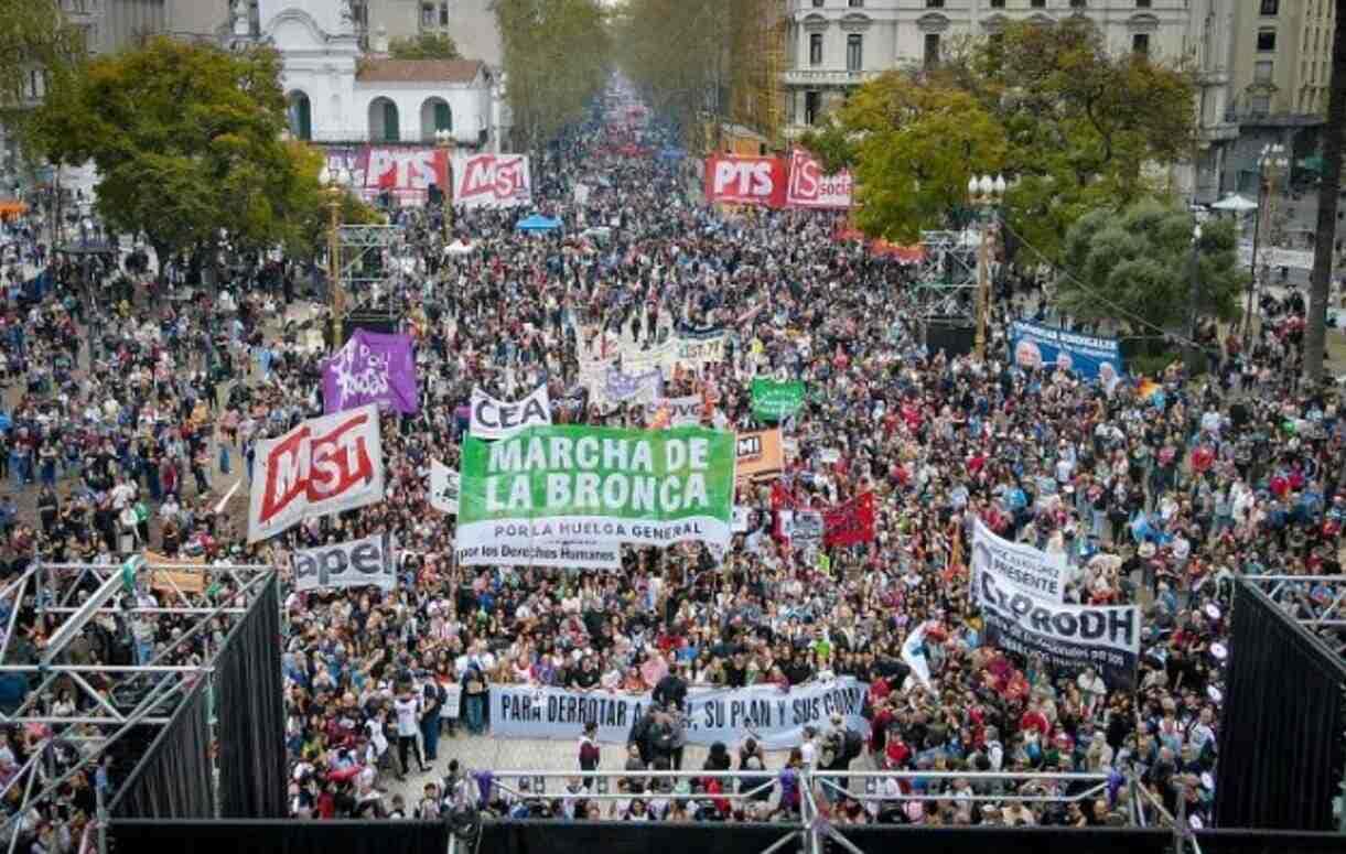 Masiva Marcha de la Bronca colmó la Plaza de Mayo