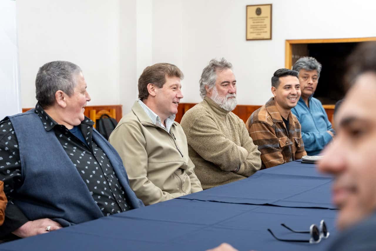 El Gobernador Melella se reunió con taxistas y remiseros de Río Grande para analizar herramientas de acompañamiento