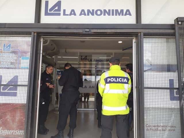 Un efectivo policial fue sorprendido hurtando en un supermercado