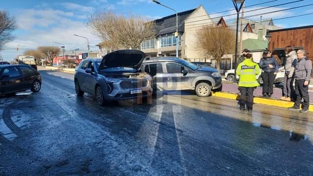 Conductor terminó sobre el cantero central de la Perito Moreno en horario de salida escolar