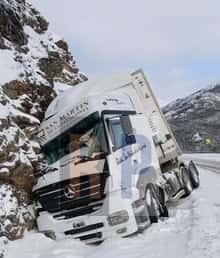 Operativo en el Garibaldi para remover un camión despistado contra la montaña