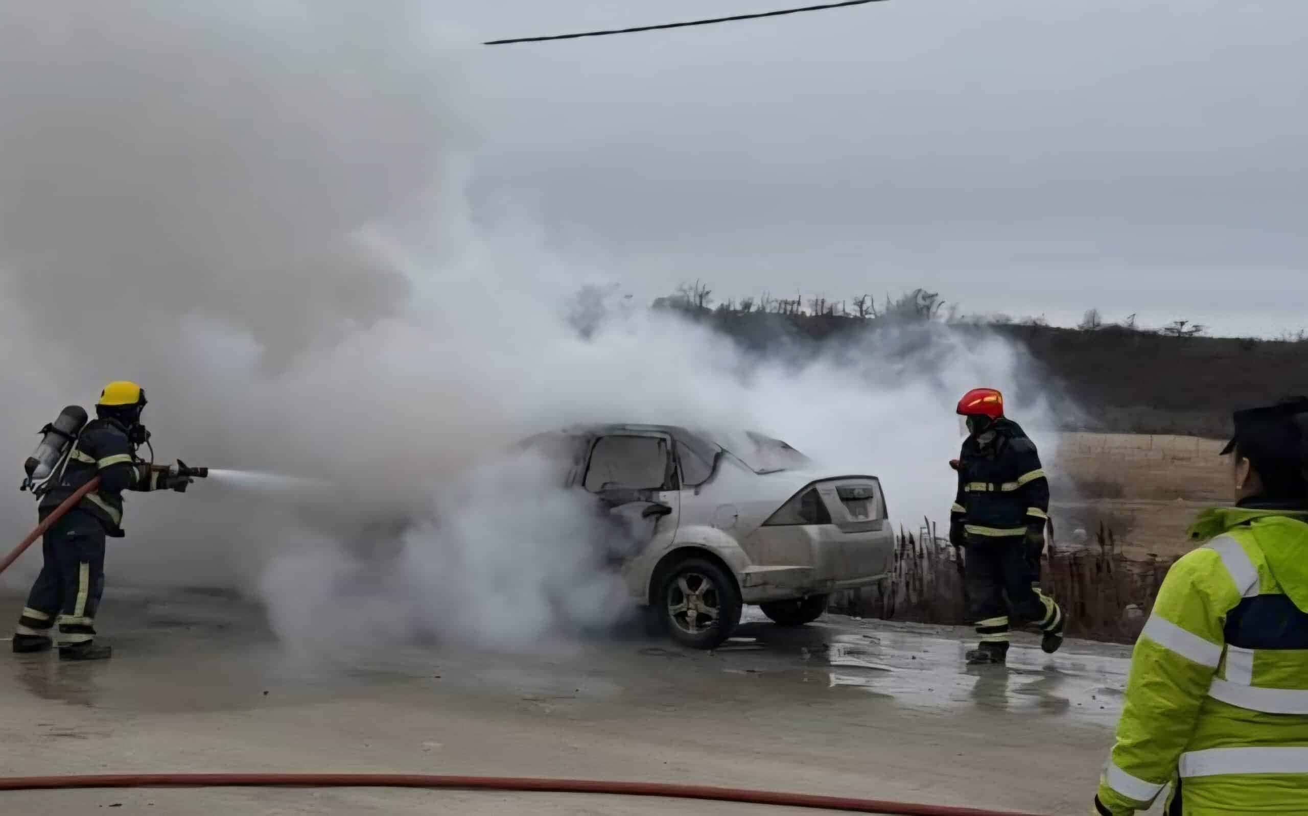 Incendio total de un vehículo que circulaba por Tolhuin