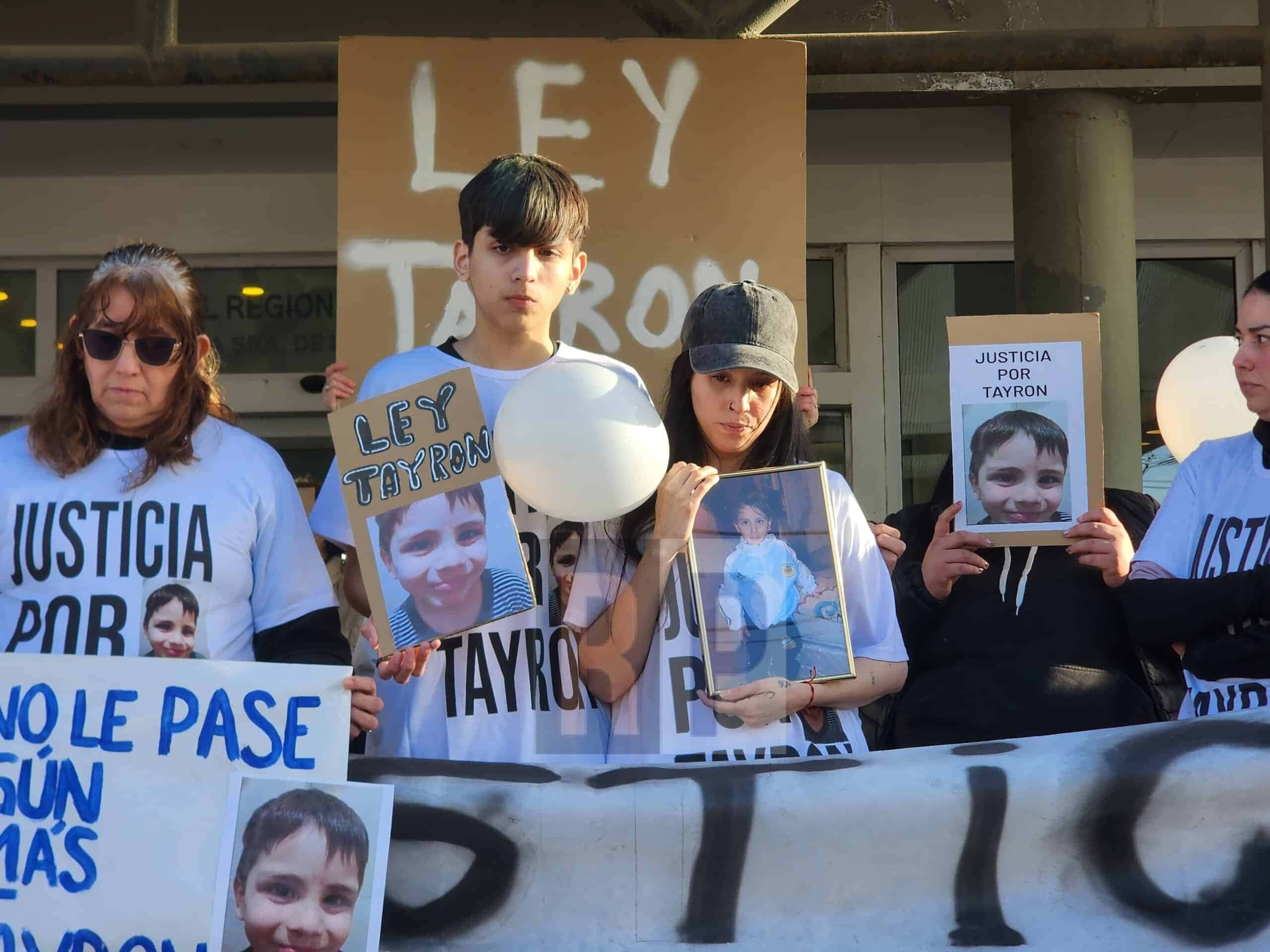 La familia de Tayron hizo 3 minutos de silencio en el hospital y pidió por una ley de análisis obligatorios a niños en la guardia