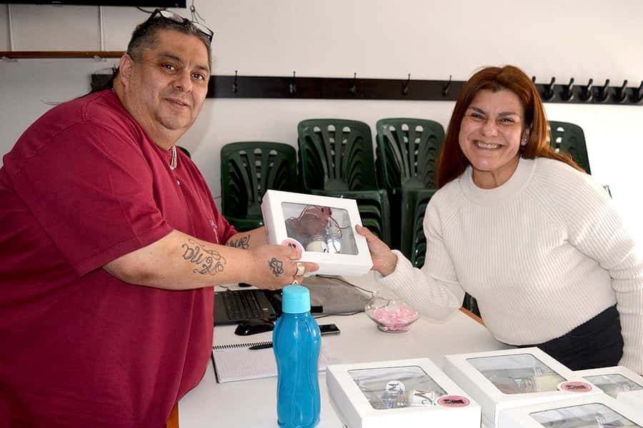 Entrega de presentes por el Día de la Madre