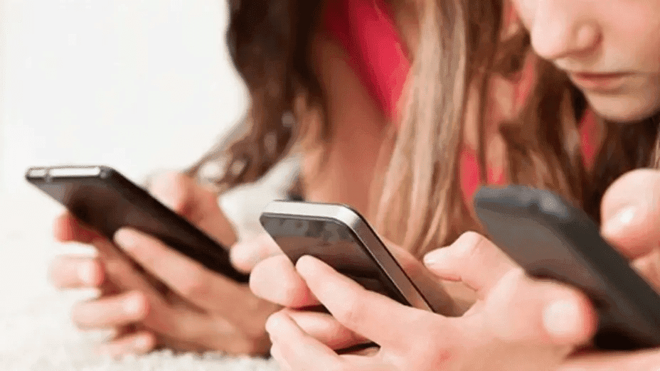 Un pueblo irlandés logró que los niños no usen celulares, sin leyes ni prohibiciones