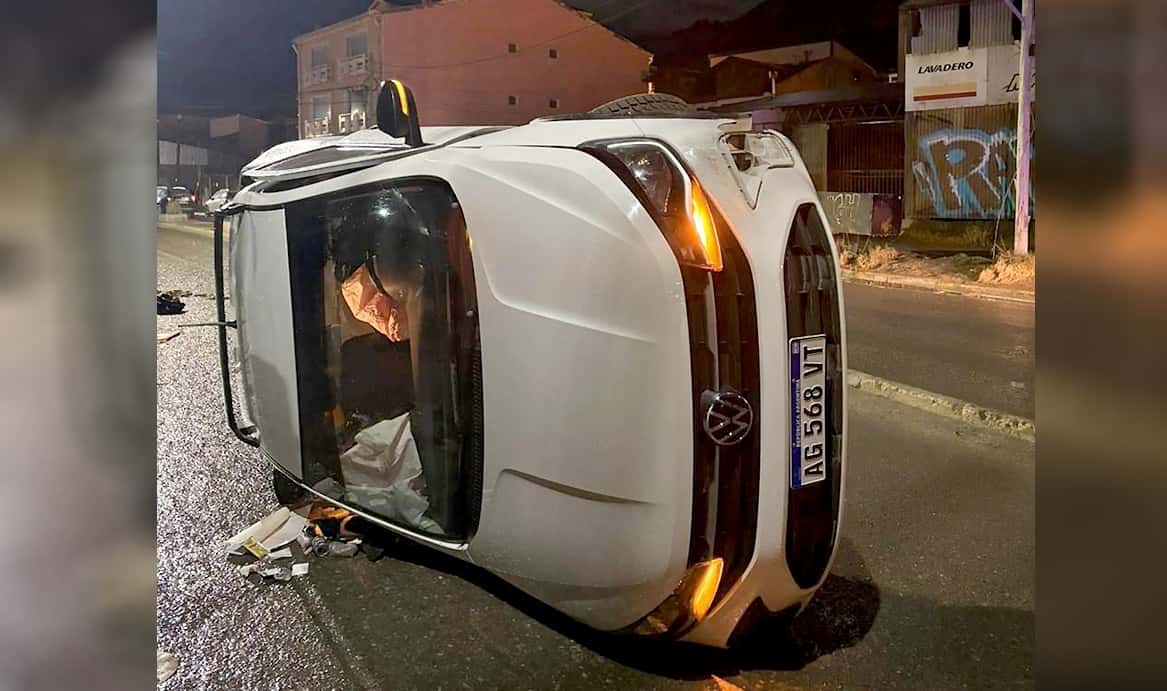 Volcó tras chocar contra un cantero y dio positivo en alcoholemia