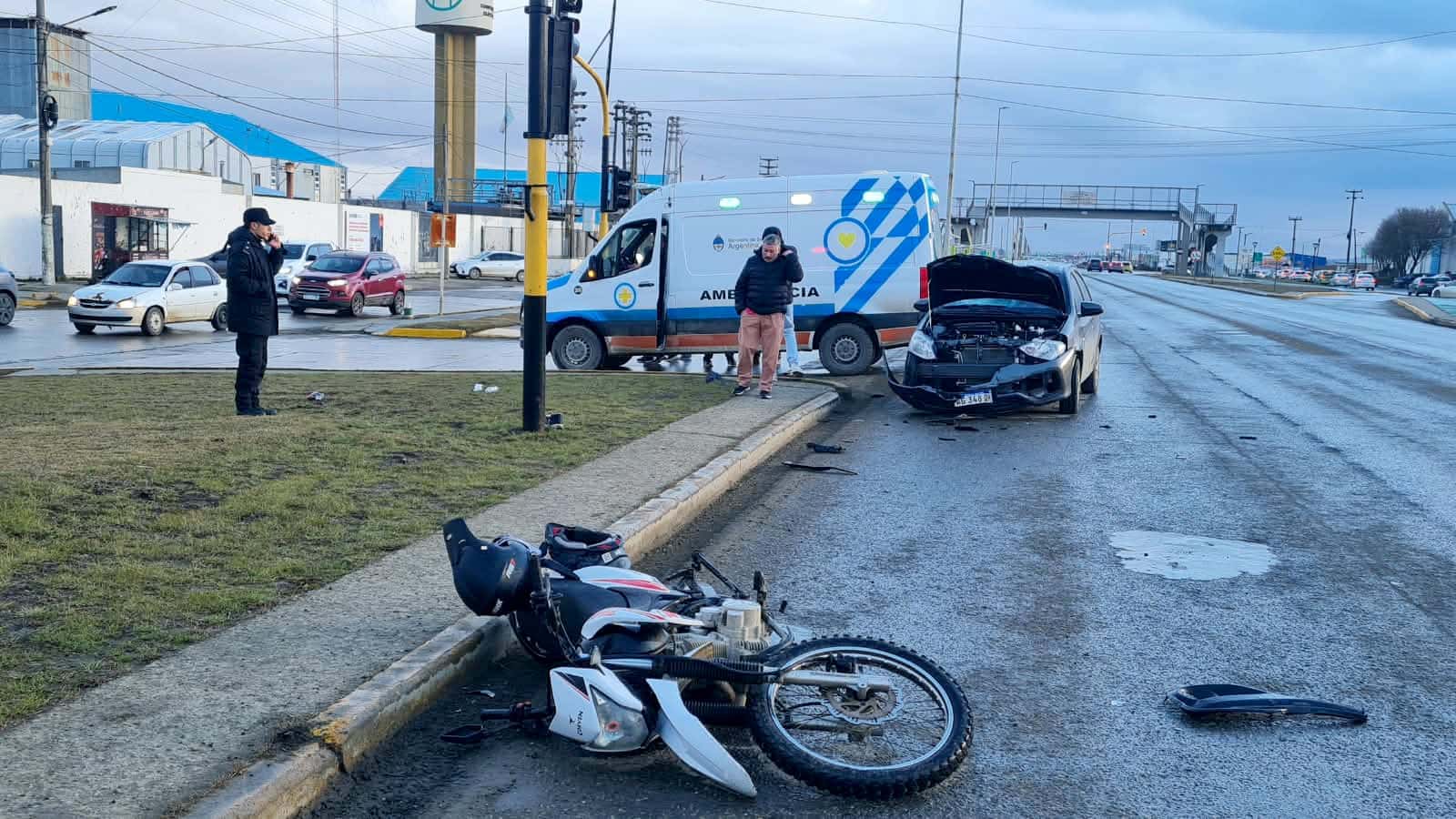 Choque entre un auto y una moto dejó un herido