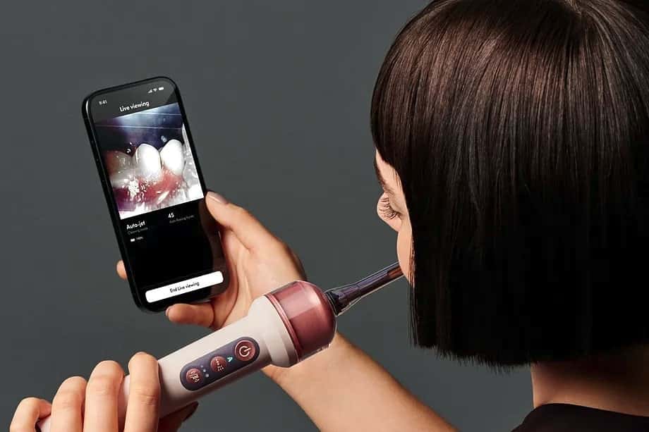 Dyson pone una cámara y un algoritmo de IA en tu boca con su nuevo cepillo