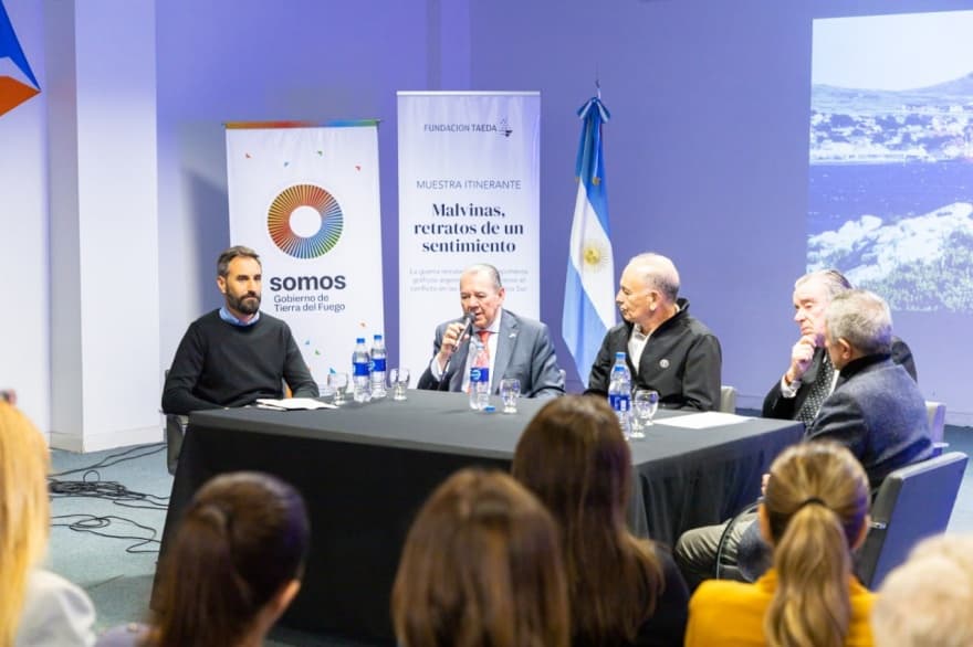 El fotógrafo que retrató en 1982 el desembarco en Malvinas expone sus obras en Casa Tierra del Fuego