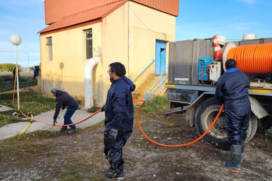 Realizaron trabajos de mantenimiento en la cisterna de agua instalada en la planta potabilizadora de Río Grande