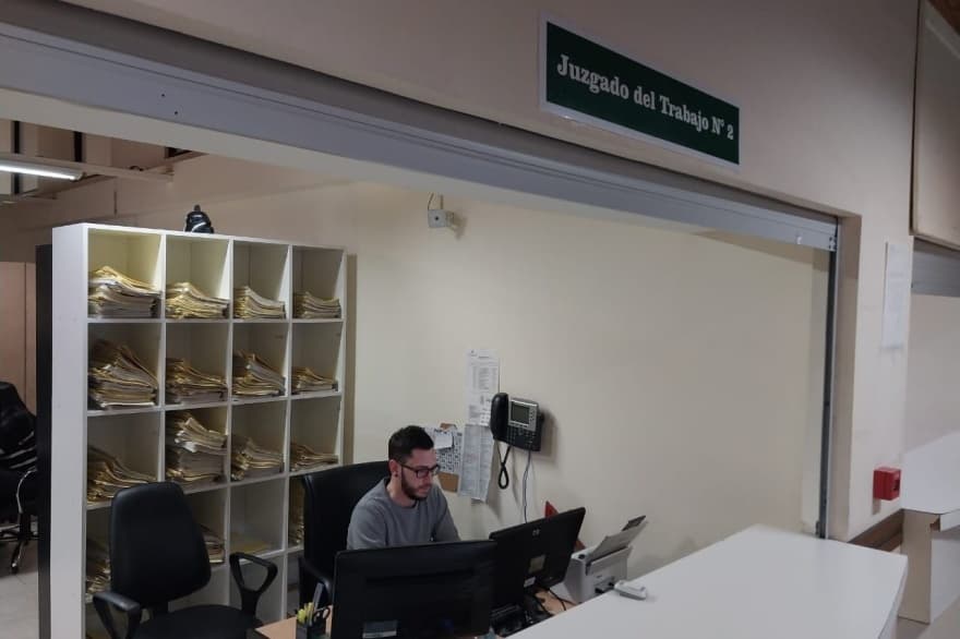 Deberán indemnizar a mujer que fue despedida tras ser agredida por su pareja en el comercio donde trabajaba