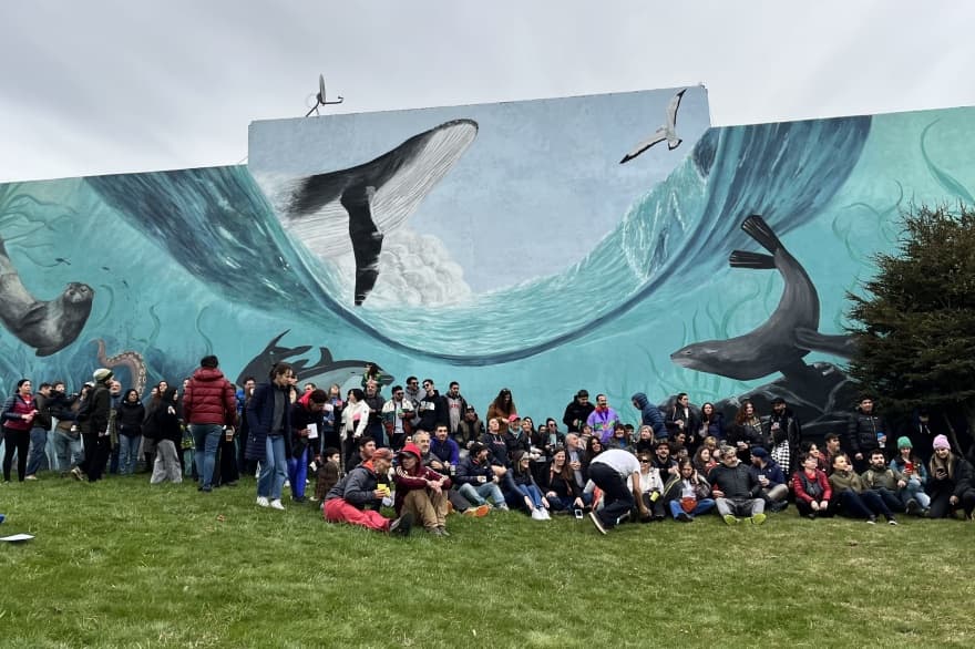 “El pulso del mar”, el imponente mural en Ushuaia que invita a proteger los bosques sumergidos