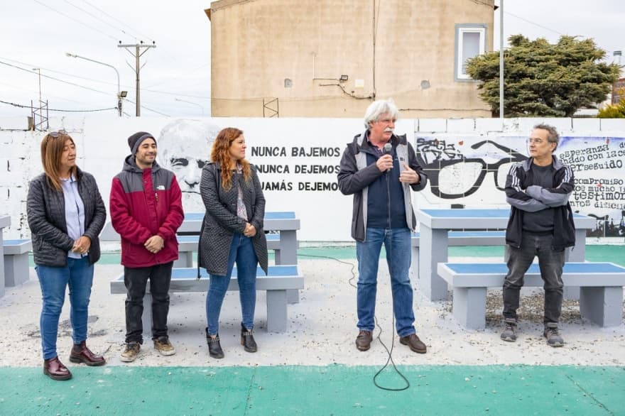 Inauguraron un mural en homenaje al historiador y escritor Osvaldo Bayer en Río Grande