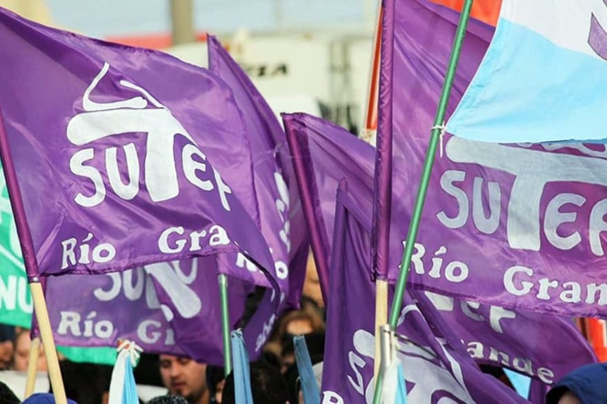 Docentes de Tierra del Fuego anunciaron otro paro y no empezarán las clases tras las vacaciones de inviernoUn docente en Tierra del Fuego necesita $2.013.868 por mes para vivir en condiciones ‘dignas’