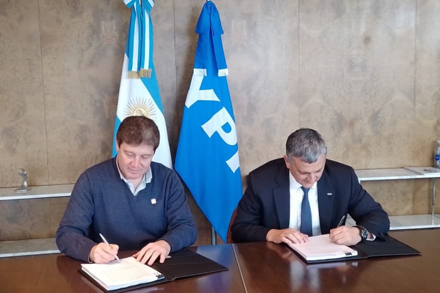Melella firmó acuerdo con YPF para el traspaso de siete áreas hidrocarburíferas en la provincia