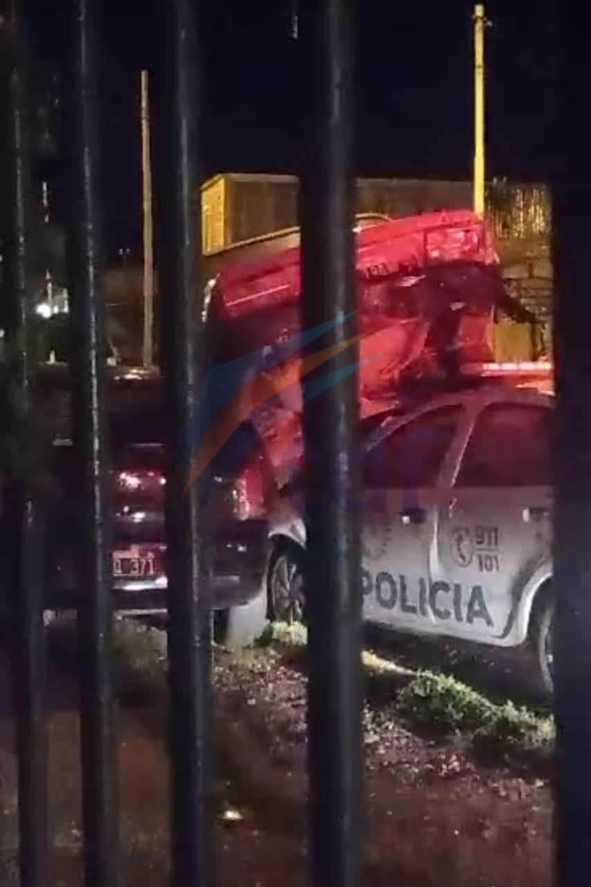 Un detenido que era trasladado en móvil policial agredió al conductor y provocó un choque en cadena