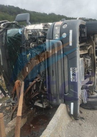 Volcó un camión en el puente de Tierra Mayor