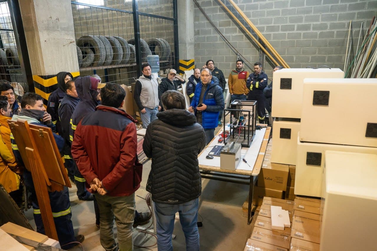 Capacitaron a personal de la Cooperativa Eléctrica y la DPE en el funcionamiento de nuevos equipos para electrodependientes