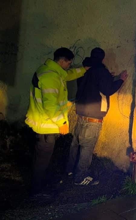 Un sujeto fue aprehendido luego de robar una billetera de un auto estacionado