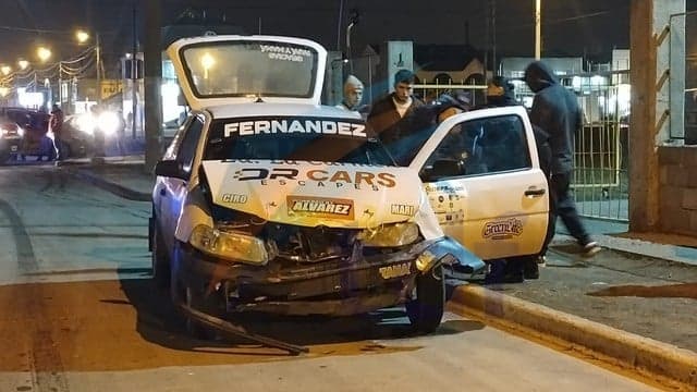 Auto de la carrera de la Hermandad secuestrado tras chocar en la vía pública