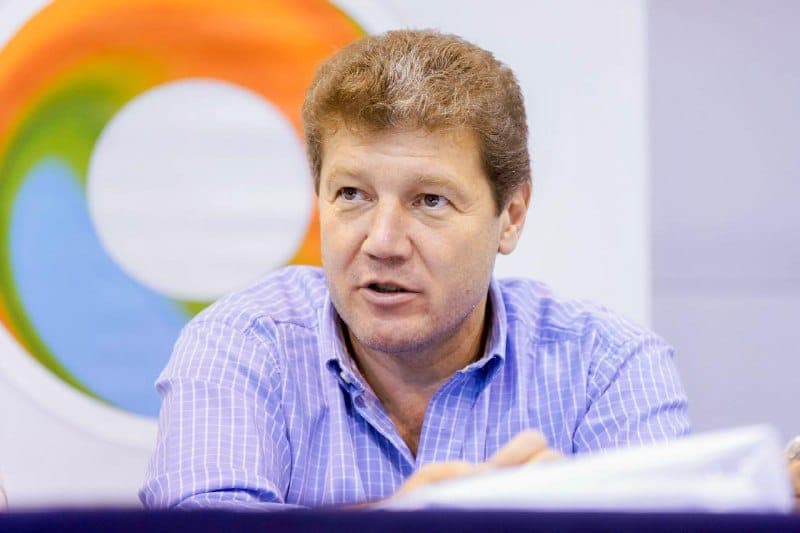 “O nos transformamos y avanzamos hacia adelante igual, o nos hundimos” dijo Melella con un paquete de medidas