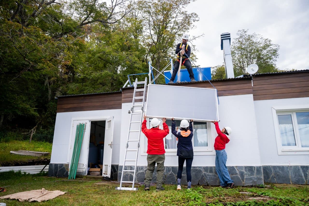 Equipamiento con energía solar para la escuela de Almanza