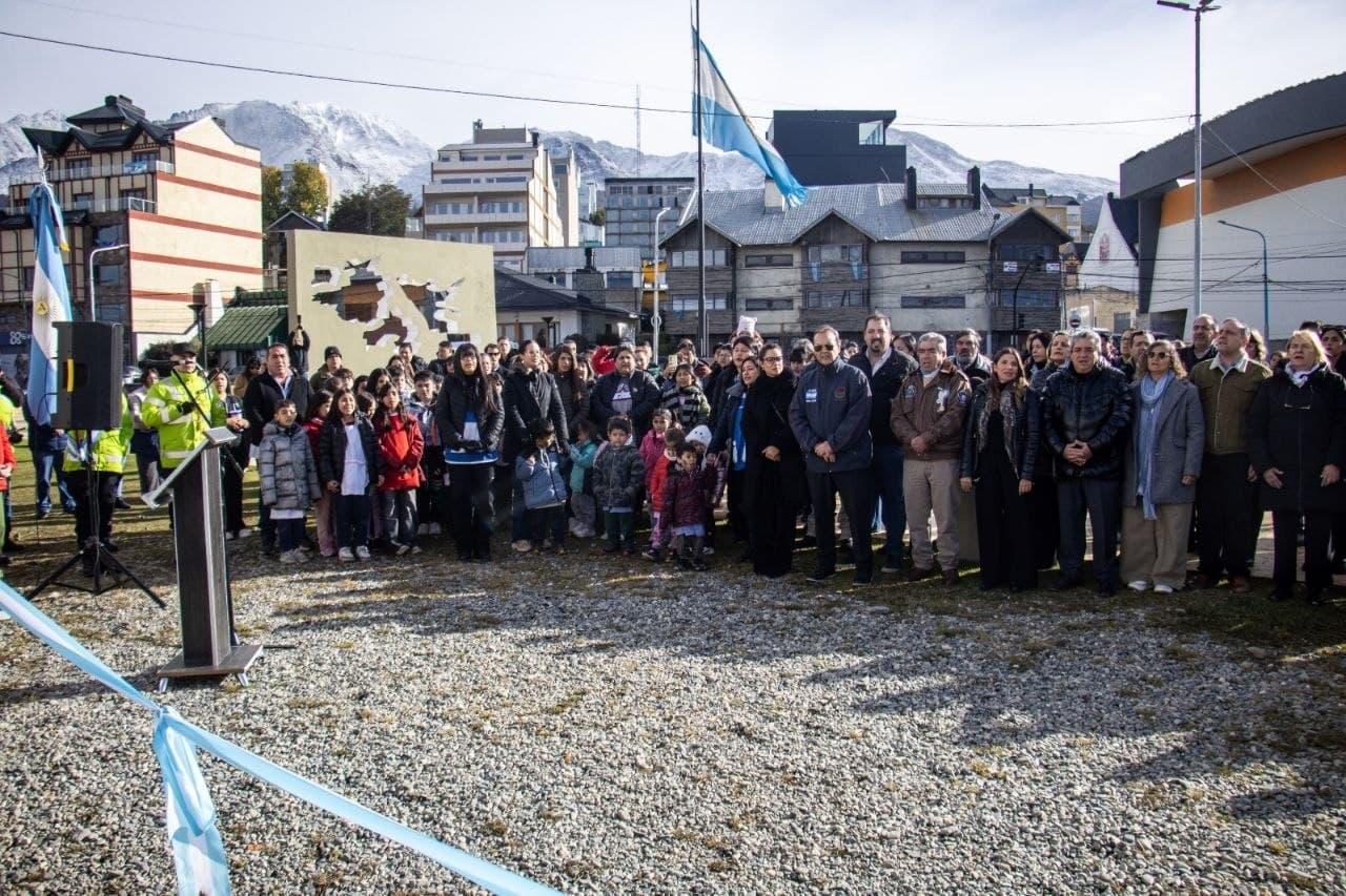 En la Plaza Islas Malvinas, quedó inaugurada la Carpa de los Veteranos