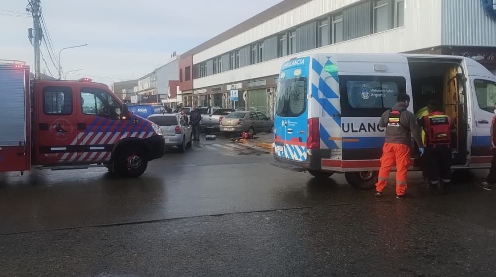 (VIDEO) Un automóvil embistió a una mujer y su hijo, quienes cruzaban una calle