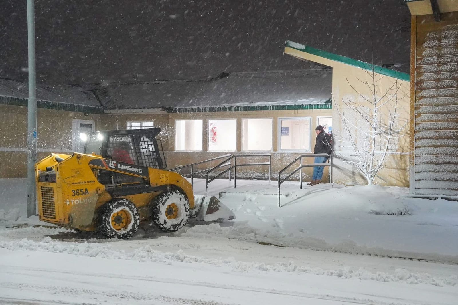 En Tolhuin refuerzan las tareas de limpieza en las calles