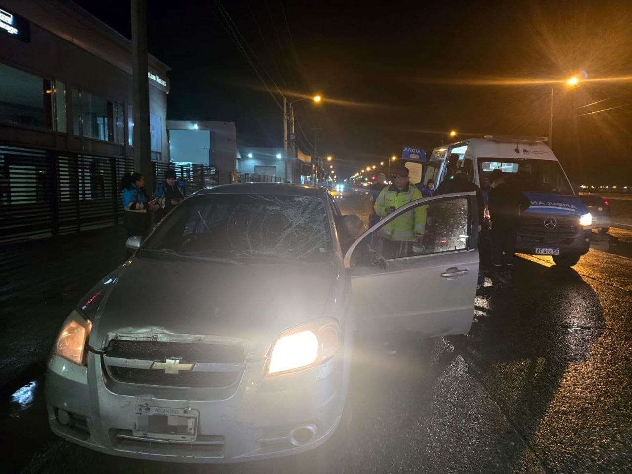 Un hombre fue atropellado por un auto y está internado: El conductor quedó detenido