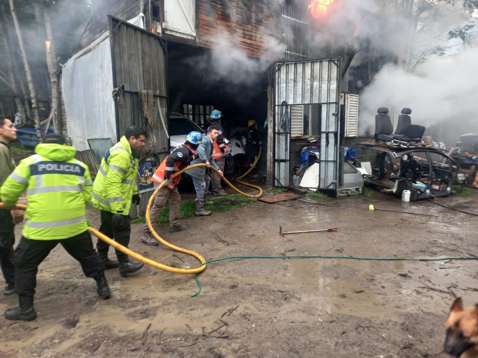 El recalentamiento de una salamandra provocó un incendio en un taller mecánico