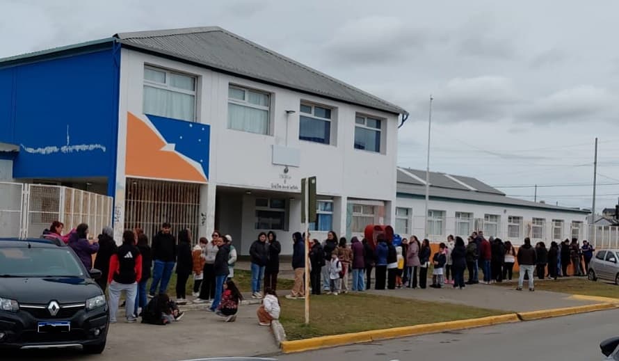 (VIDEO) Protestas de padres de estudiantes de la Escuela n°8