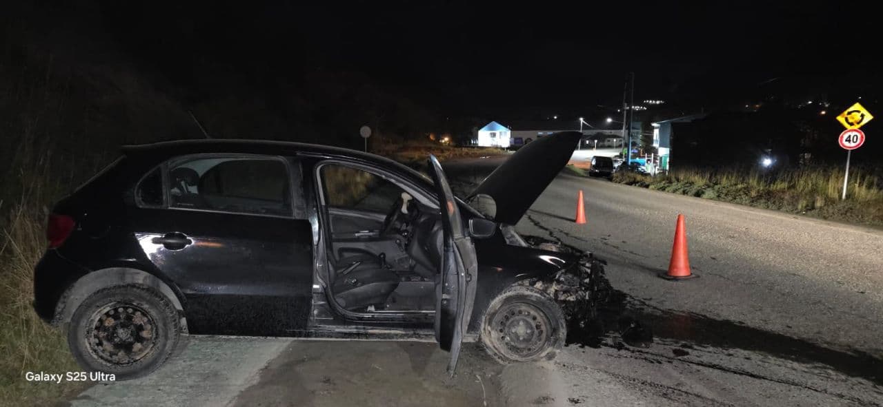 Conductor alcoholizado chocó contra postes en Ushuaia