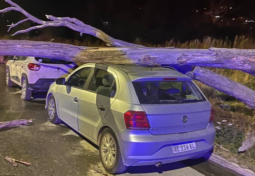 Temporal en Ushuaia: Los intensos vientos provocaron daños en viviendas, autos y hay evacuados