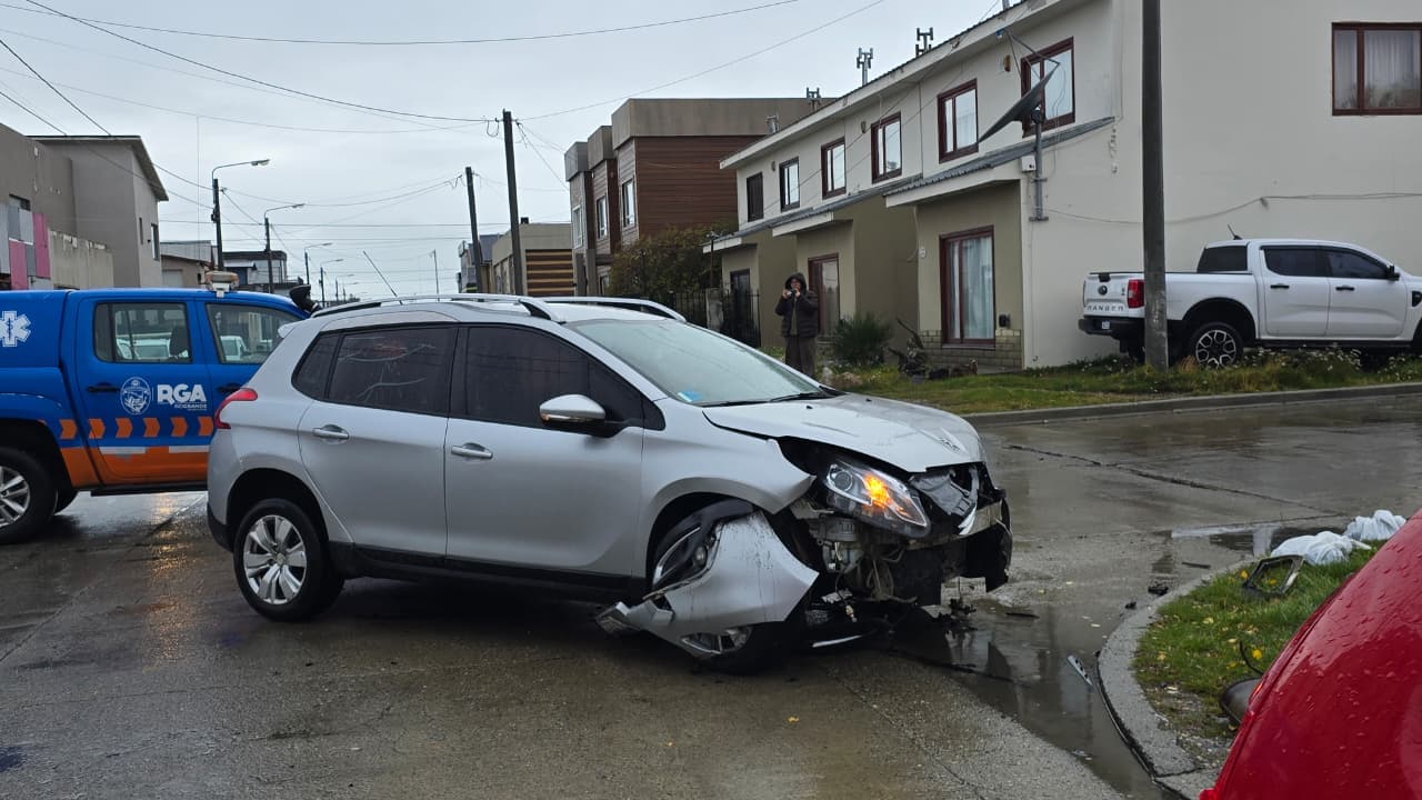 (VIDEO) Cuatro autos chocados en una esquina riograndense