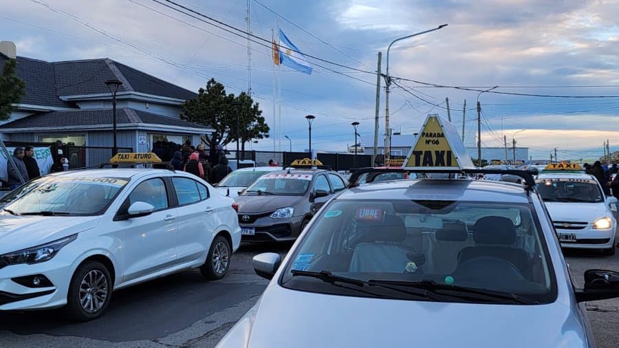 Rechazo a Uber: desde las 10 de la mañana, comienza el paro de taxis y remises en toda la provincia