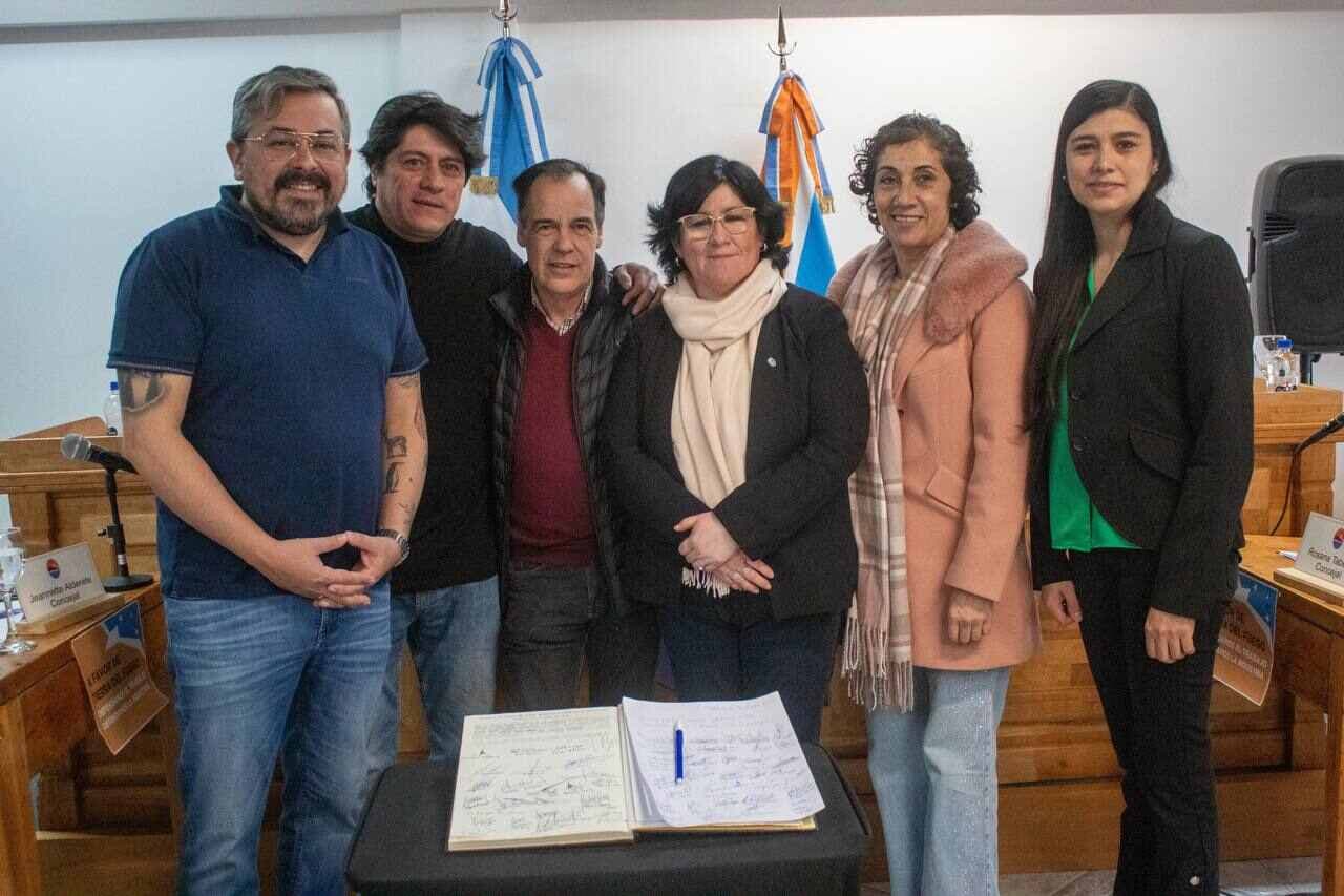 Tolhuin presente en uno de los ejemplares originales de la Constitución Fueguina
