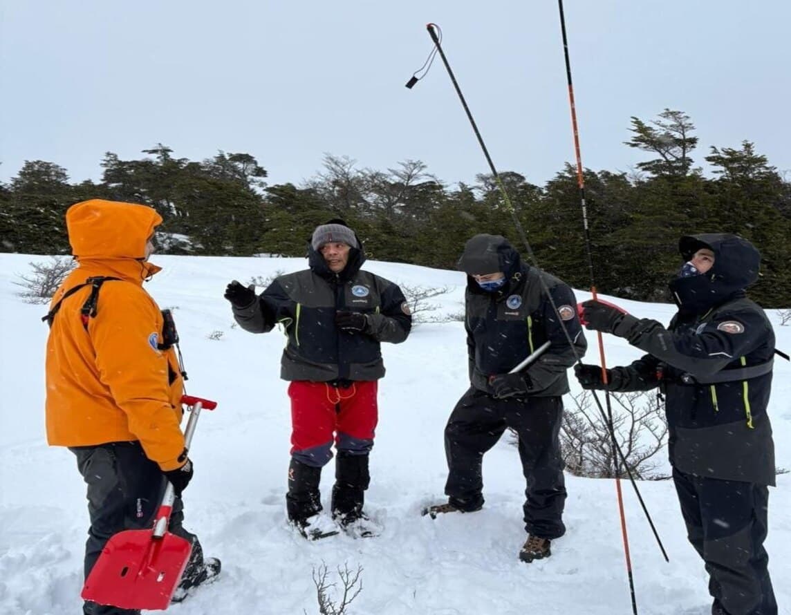 Capacitación interna de Defensa Civil Municipal en técnicas de búsqueda con DVA y GPS