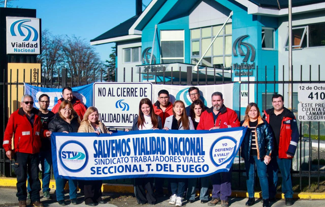 La senadora López fue recibida por los trabajadores de Vialidad Nacional tras su rechazo al decreto que eliminaba el organismo