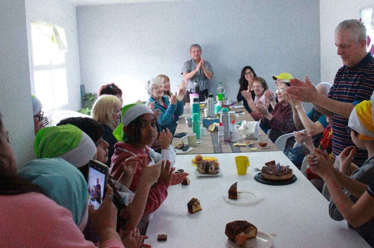 Chicos y chicas del programa Hábito Lector compartieron junto a adultos mayores de la ciudad una tarde de historia, música y comunidad