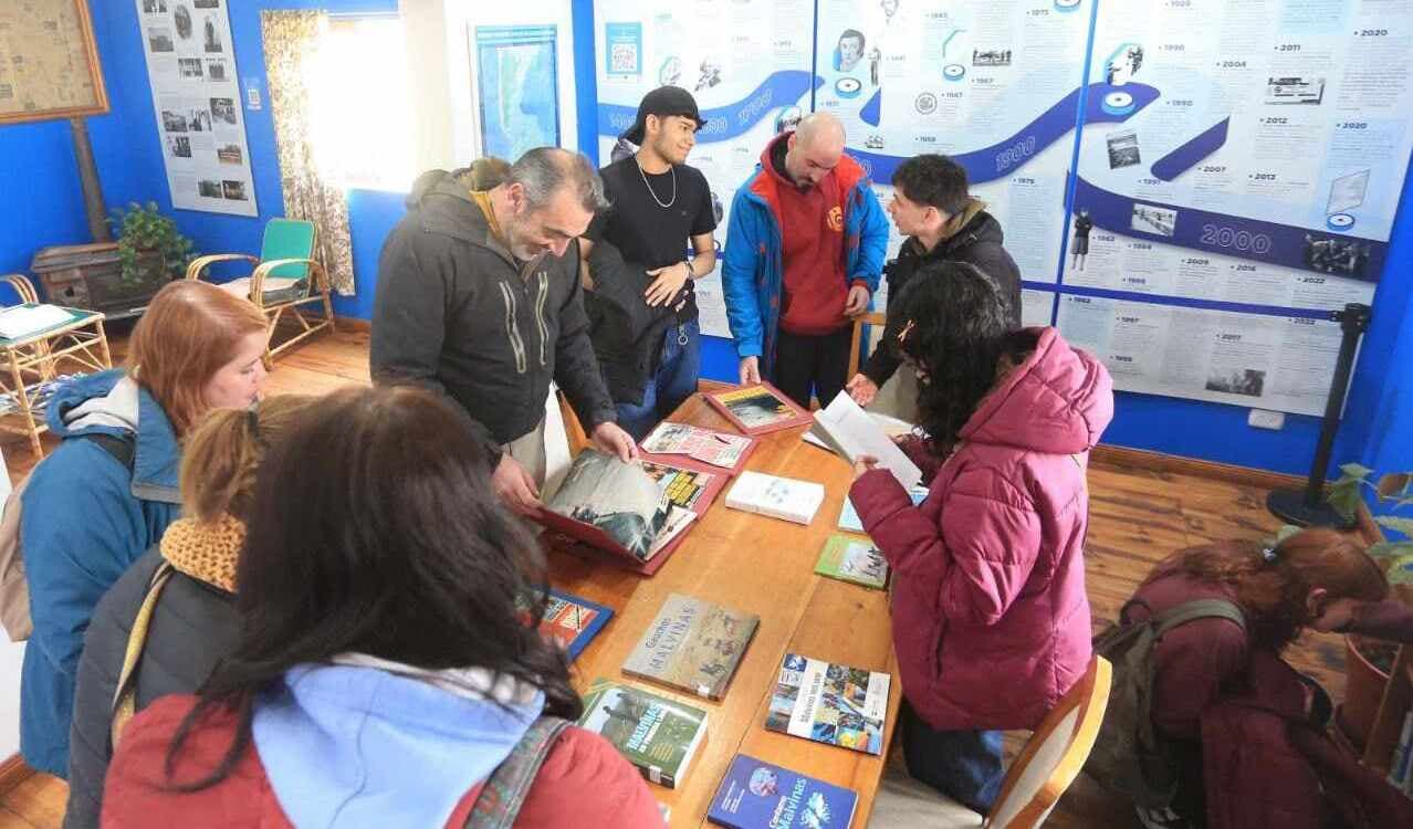 Estudiantes de la UNTDF visitaron el Museo Espacio Pensar Malvinas