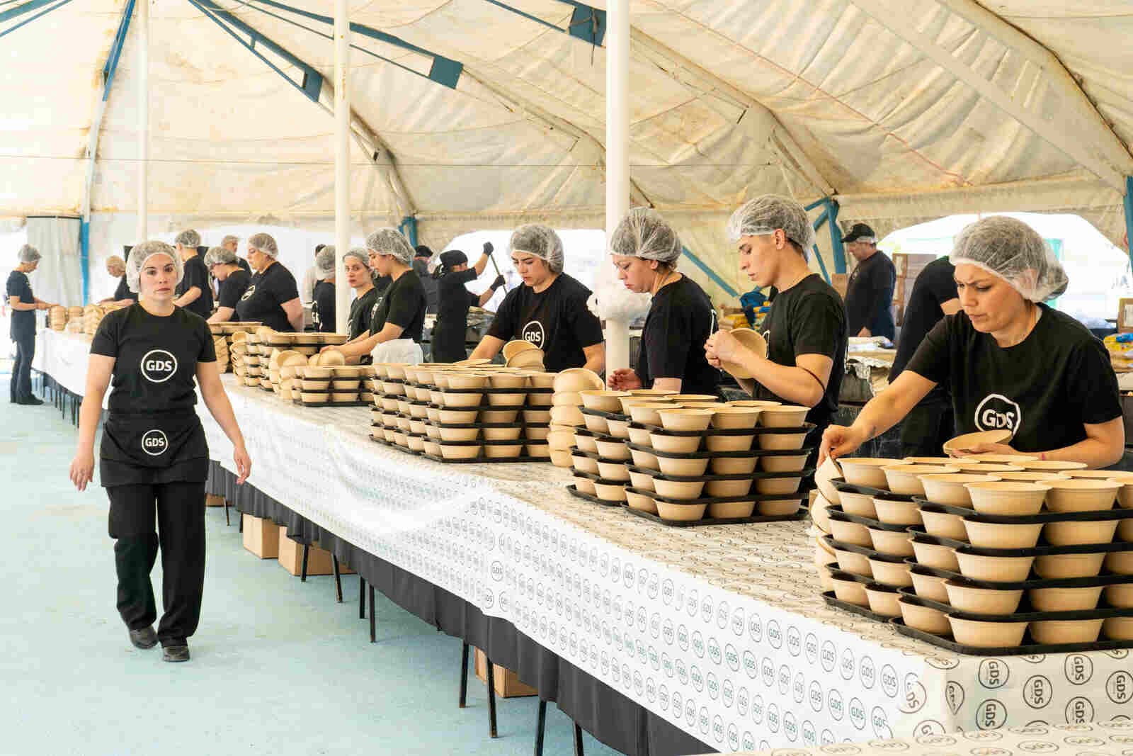 Gastronomía del Sur celebró el 141° aniversario de Ushuaia con su tradicional paella para 15.000 personas.