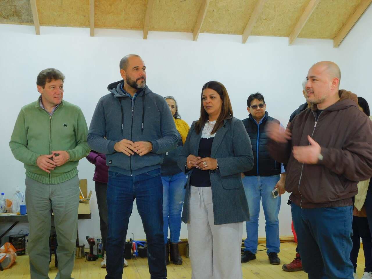 El Gobernador y la Legisladora Dos Santos recorrieron juntos el primer espacio creado para un Centro de Jubilados en Tolhuin